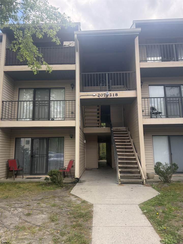 217 Colonial - Photo 1