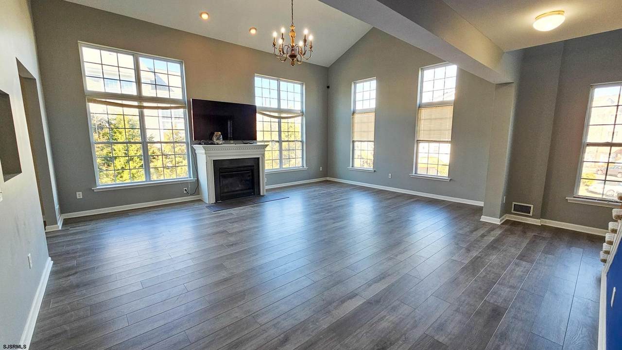51 Farrah - Photo 1