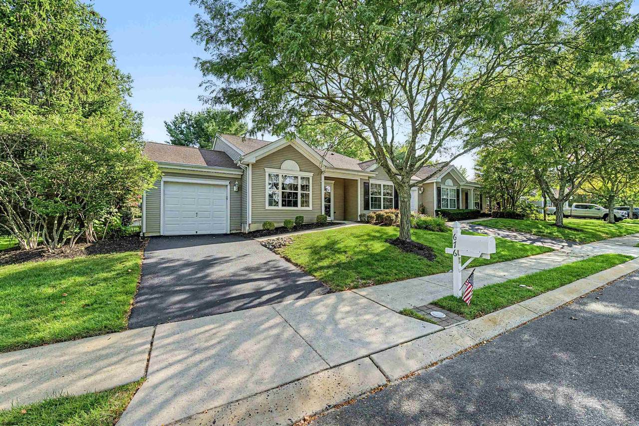 676 Chancery - Photo 1