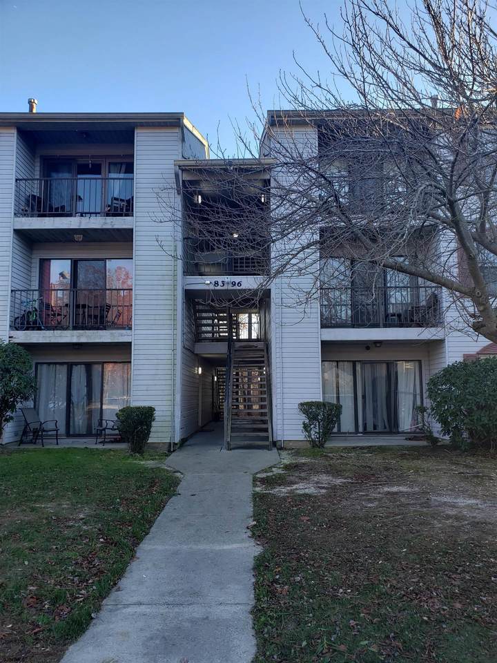 89 Colonial - Photo 1