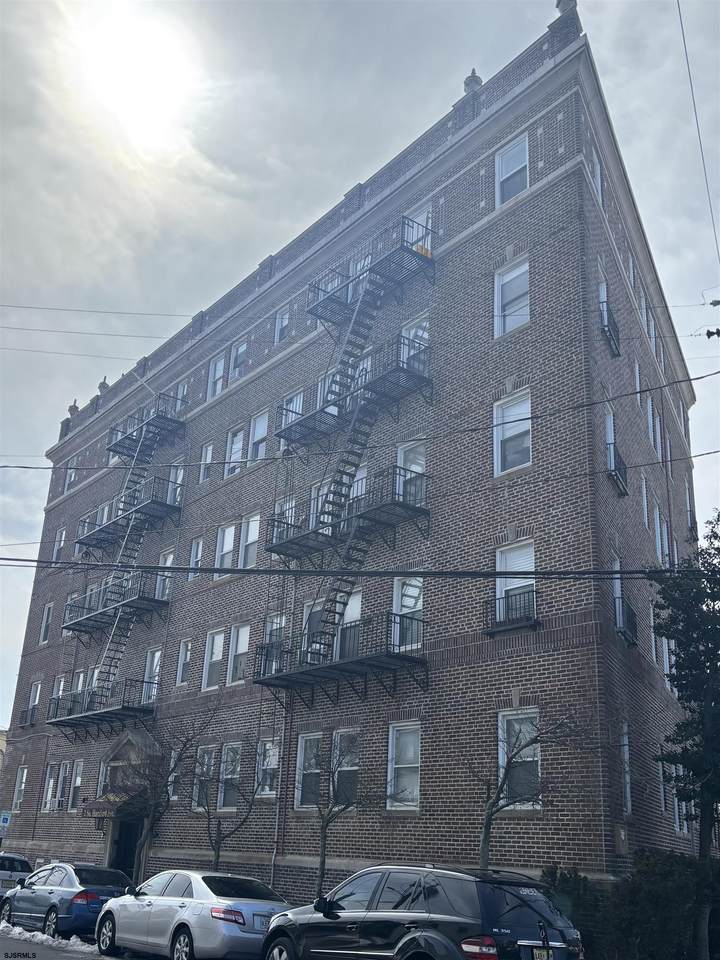 2 Hartford - Photo 1