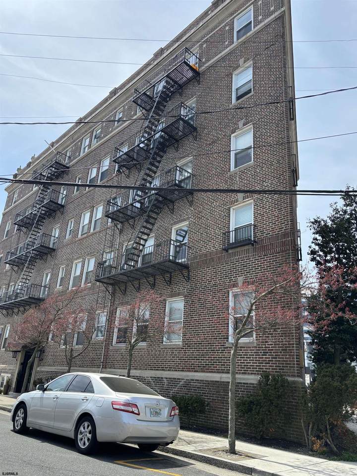 2 Hartford - Photo 1