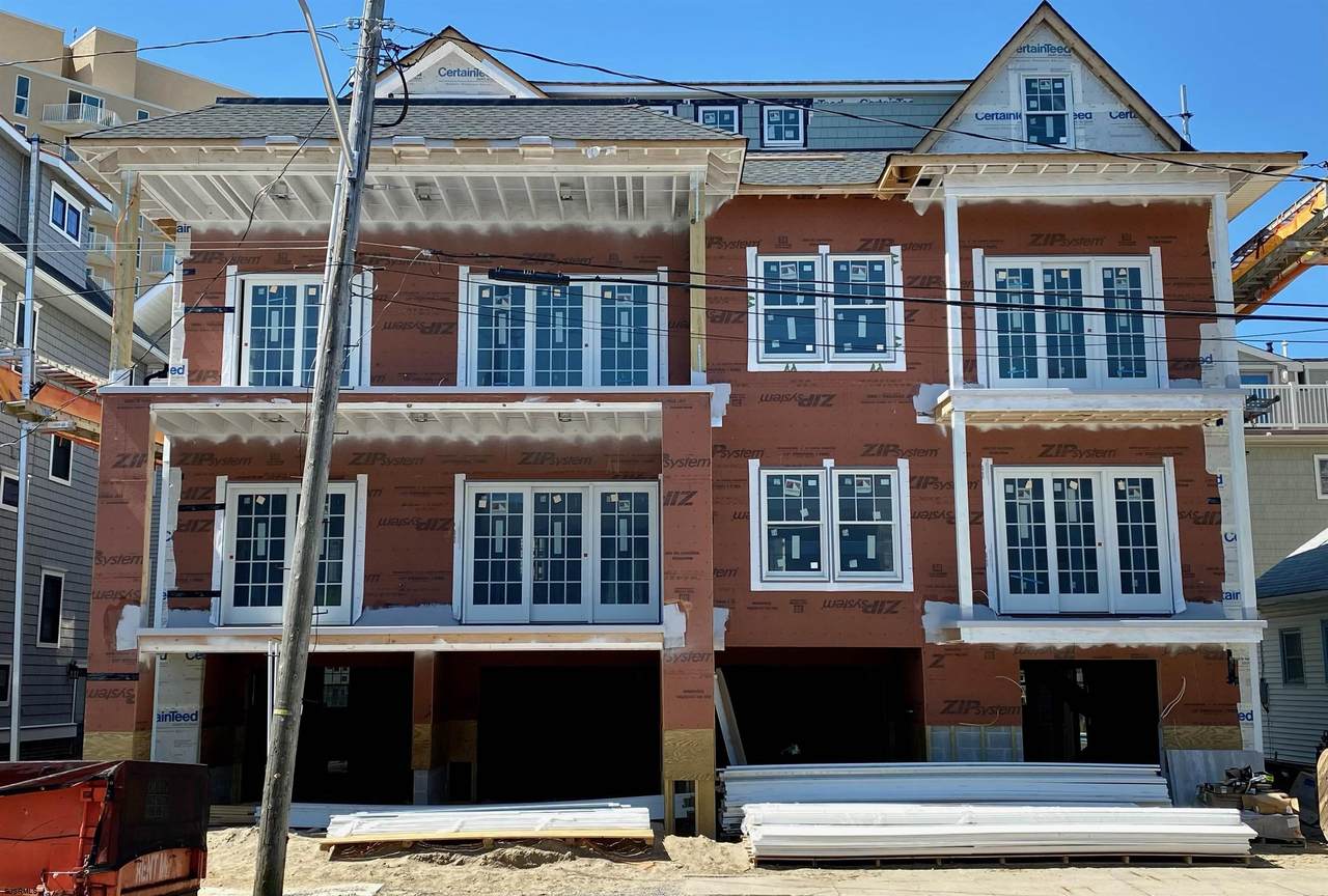 916 Delancey - Photo 1