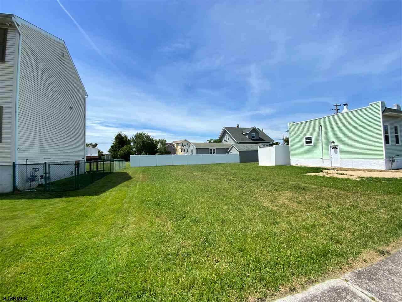 1442 Beach Ave - Photo 1