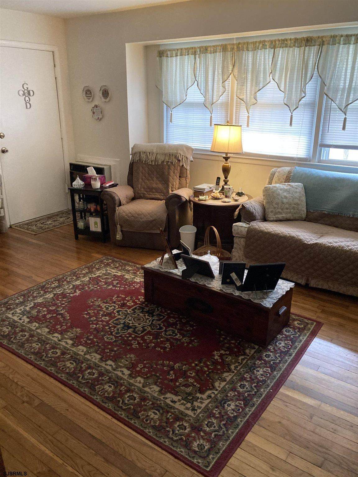 713 Somerset - Photo 1