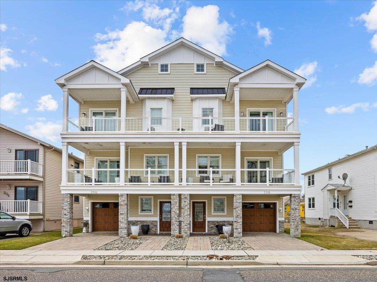 208 Surrey - Photo 1