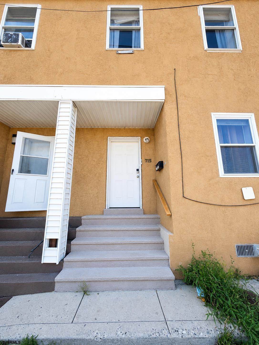 715 Harris Pl - Photo 1