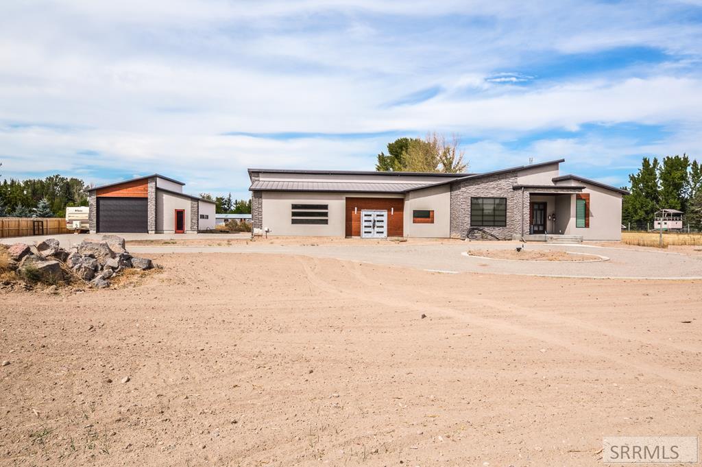 444 49th S - Photo 1