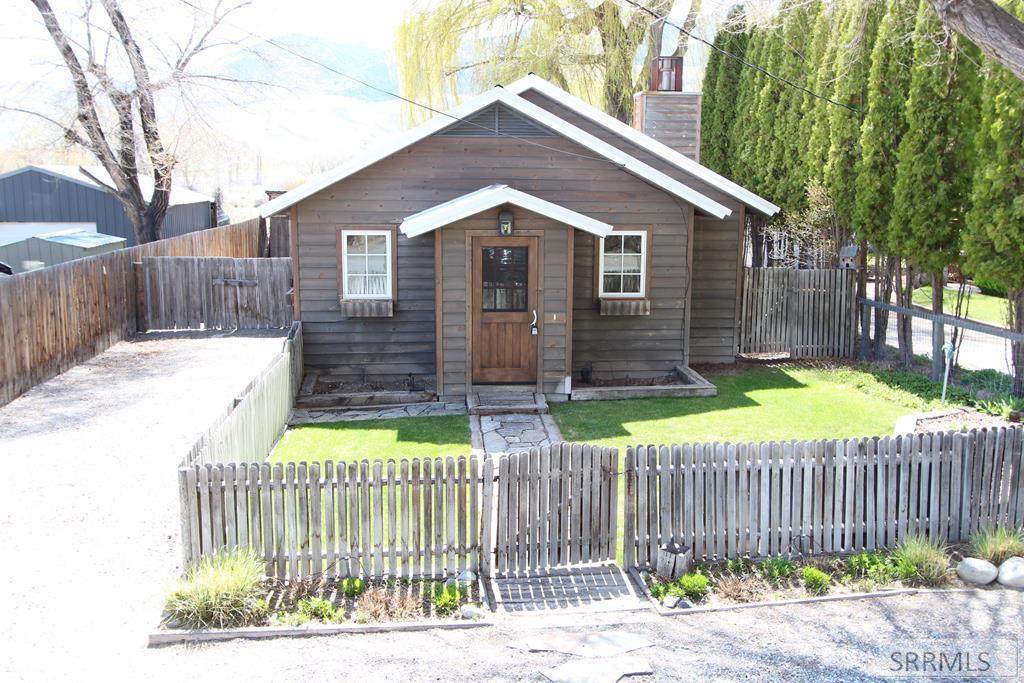 811 College Street - Photo 1