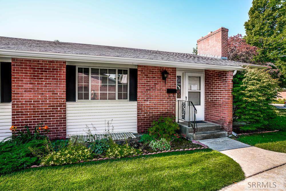 887 Linden Place - Photo 1