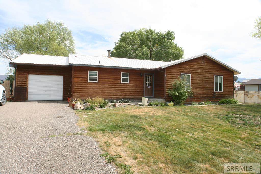 811 12th E - Photo 1
