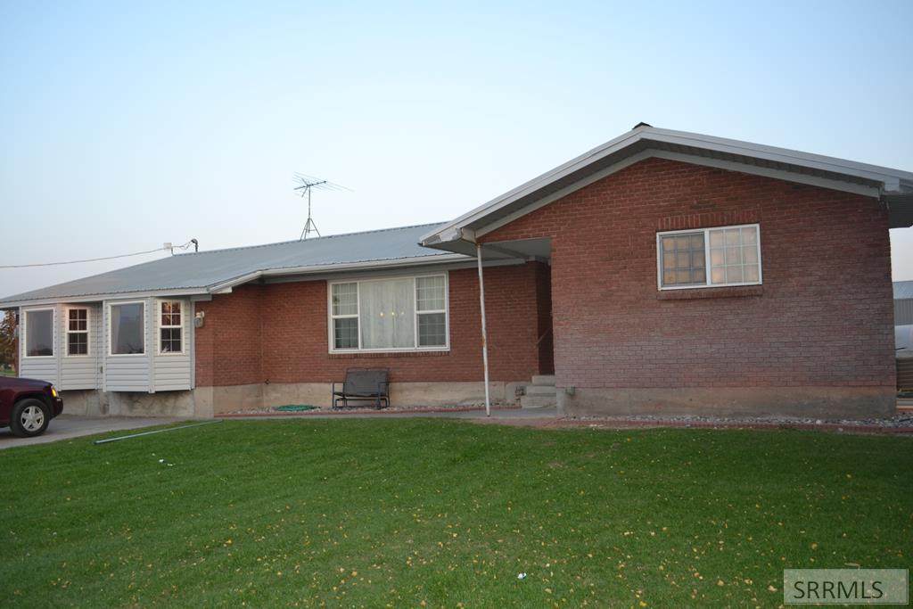 1042 900 N - Photo 1
