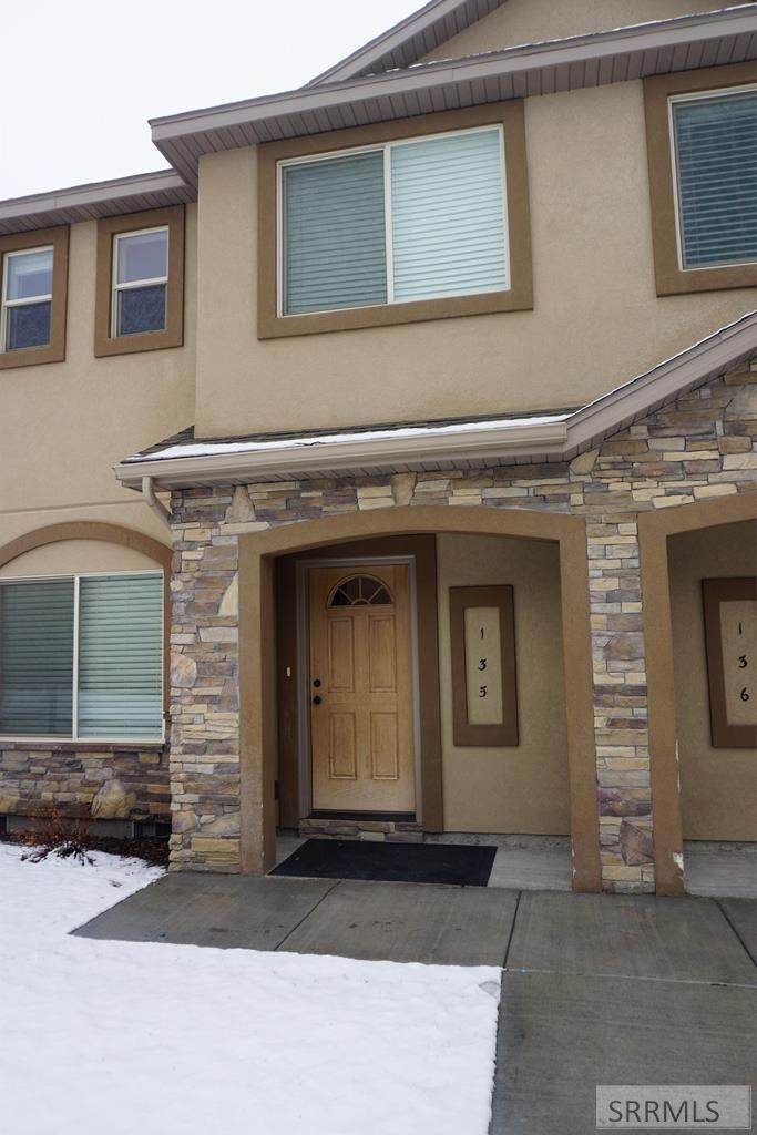 565 Pioneer Road - Photo 1