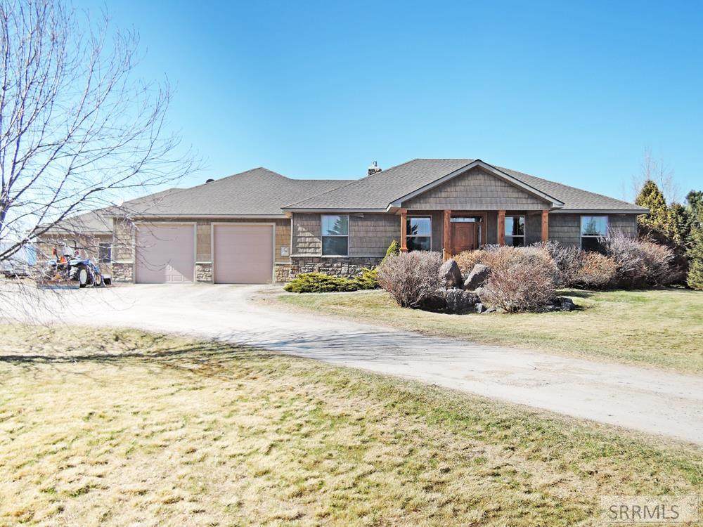13689 N 15 E - Photo 1