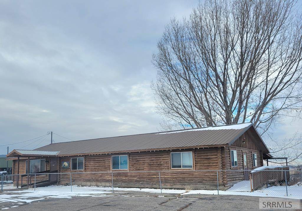 235 4200 E - Photo 1