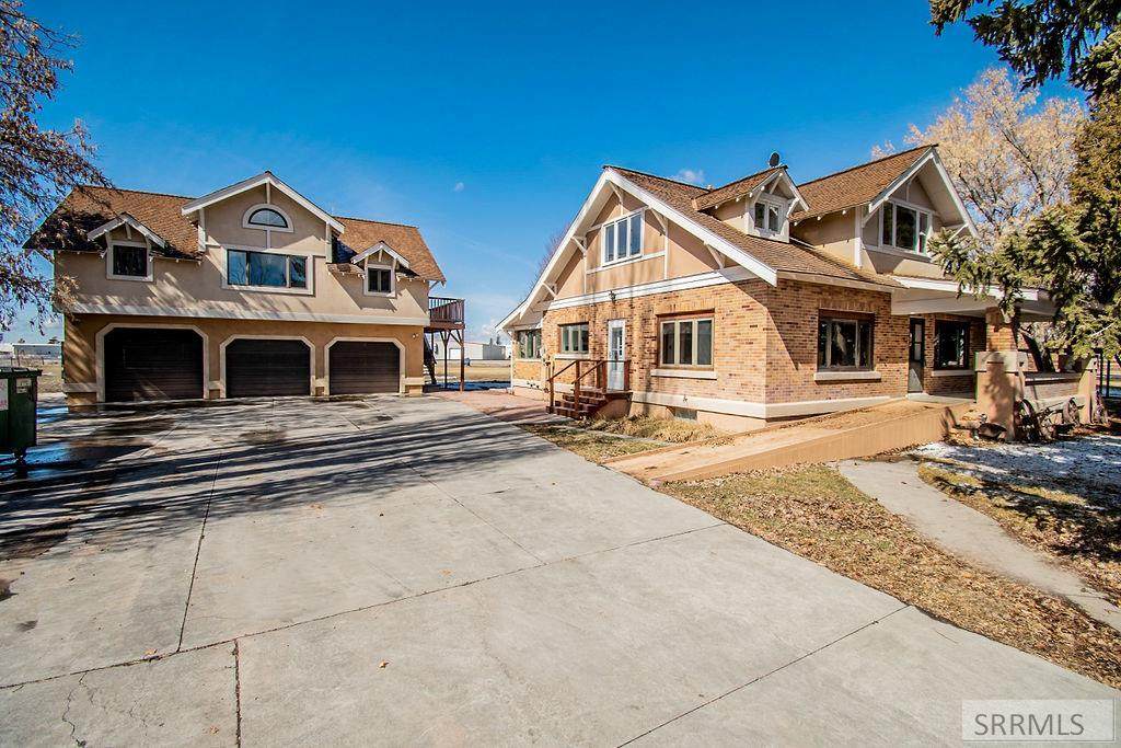4727 15th E - Photo 1