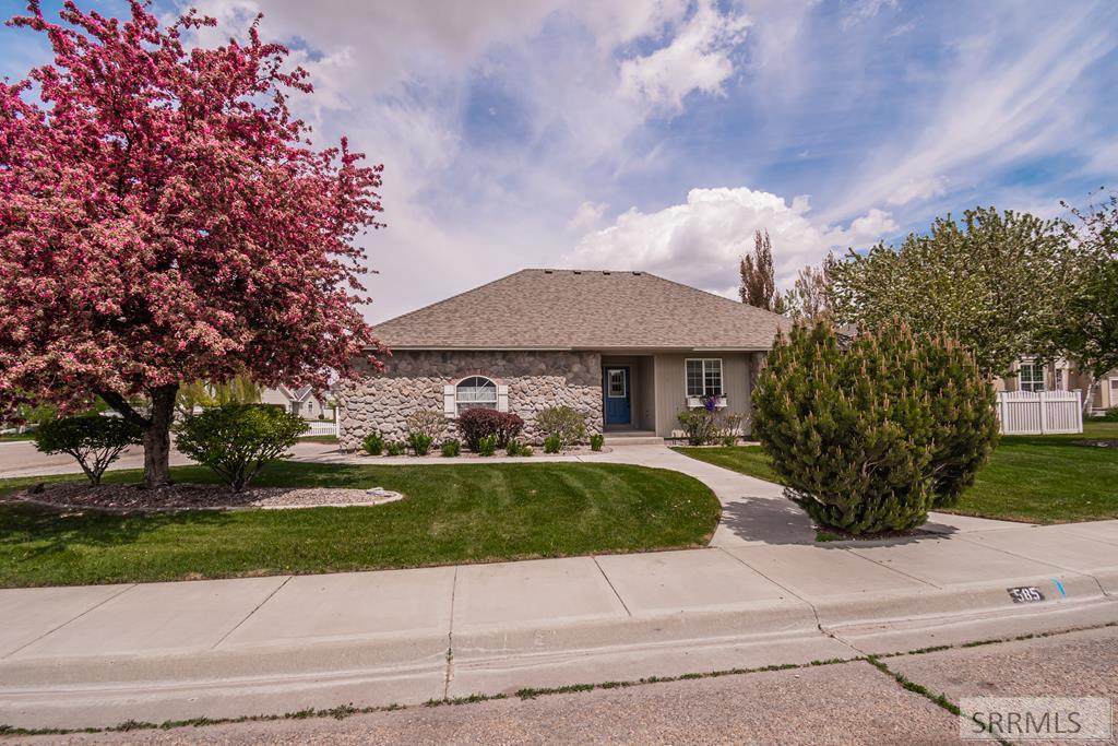 585 Hickory Place - Photo 1