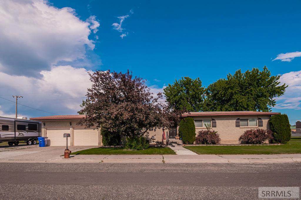 620 5th W - Photo 1