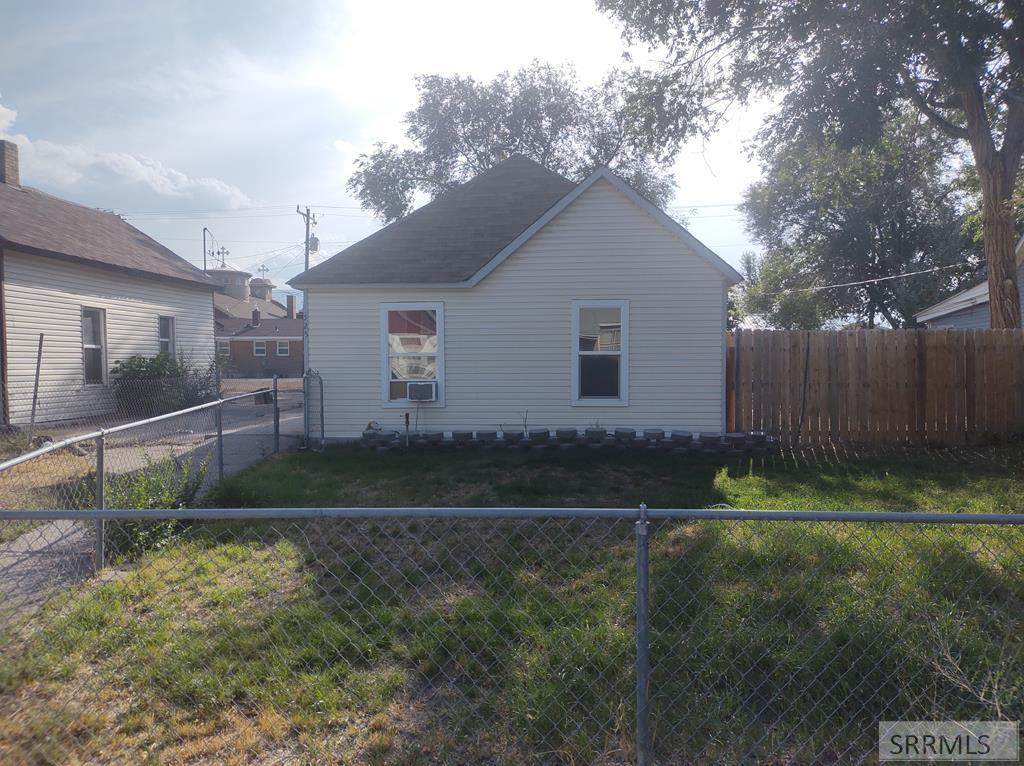 525 6th Street - Photo 1