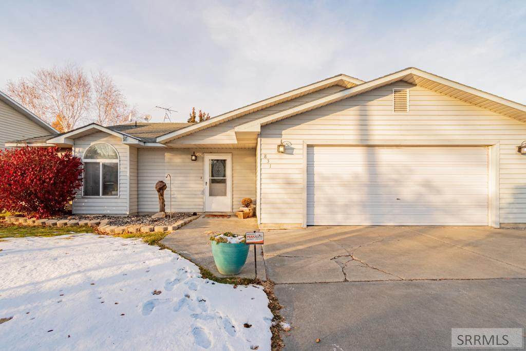 831 Wildrose Ave - Photo 1