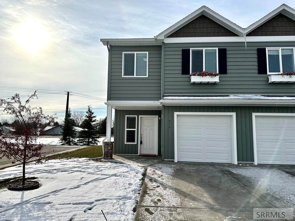 816 Trails End - Photo 1