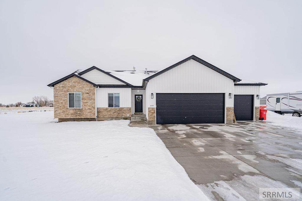 186 N 4032 E - Photo 1