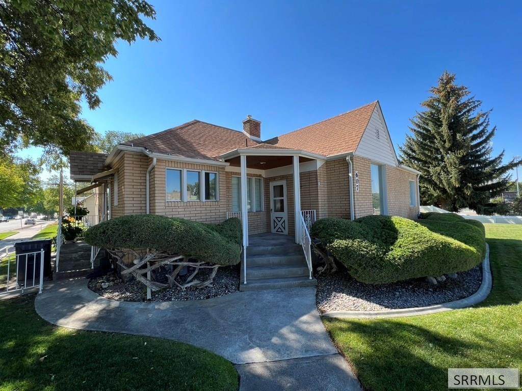 607 Highland Blvd - Photo 1