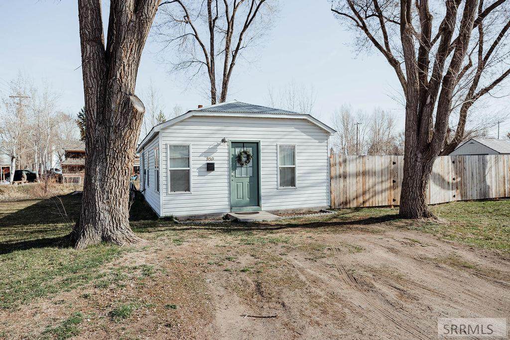 850 1st E - Photo 1