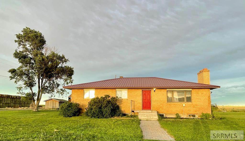 2398 400 E - Photo 1