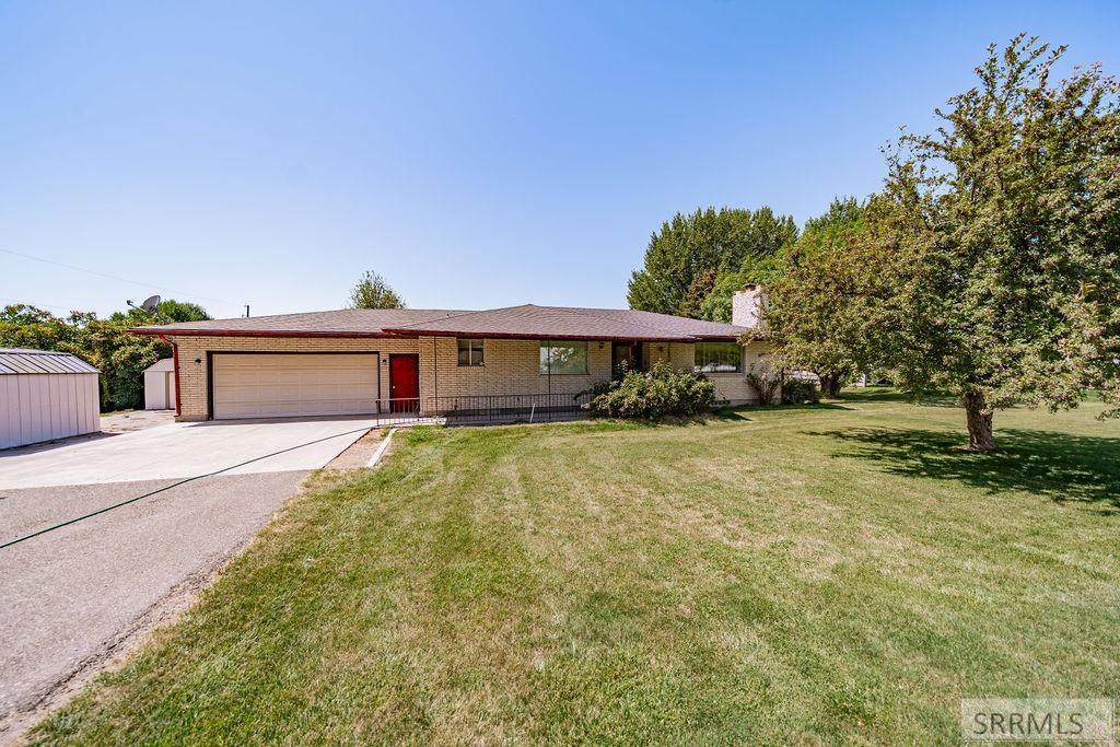 1454 800 E - Photo 1