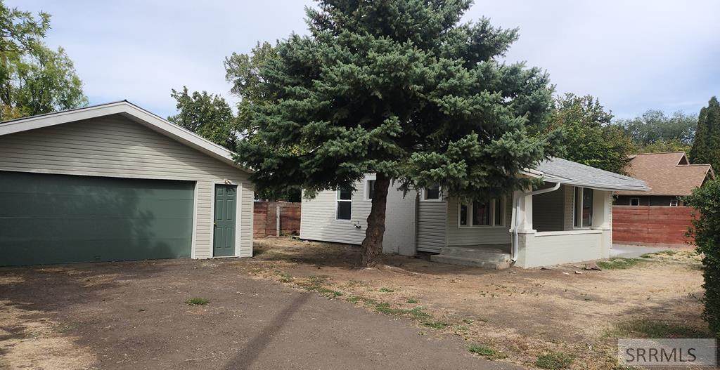 1123 9th E - Photo 1