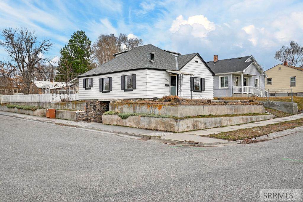 990 Ada Avenue - Photo 1