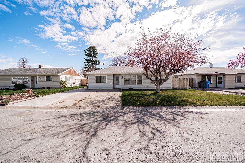 1040 Everett Avenue - Photo 1