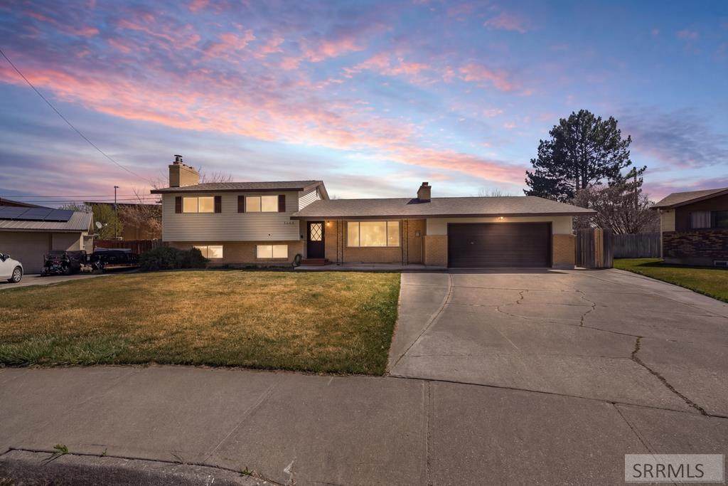 1920 Riviera Circle - Photo 1