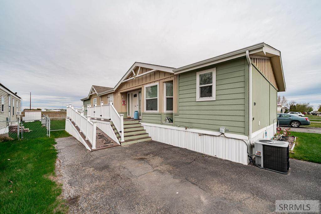 2139 Pinewood Drive - Photo 1