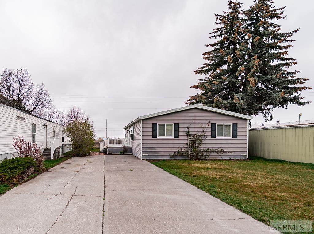 1917 Pinewood Drive - Photo 1