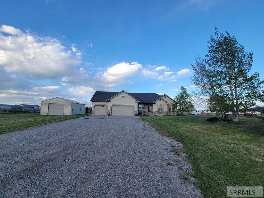 152 3700 E - Photo 1
