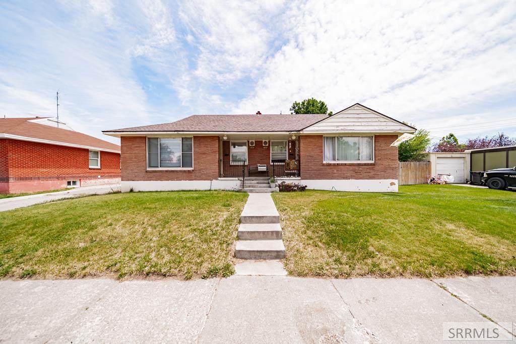 675-677 Holbrook Drive - Photo 1