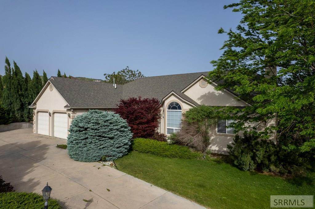 3175 Summit Drive - Photo 1