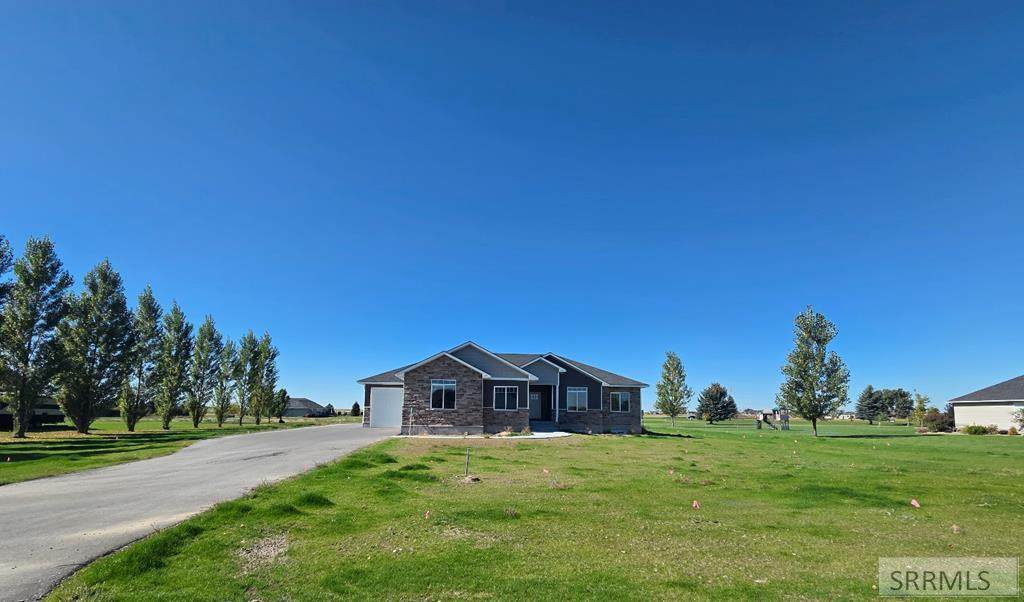 1406 615 E - Photo 1