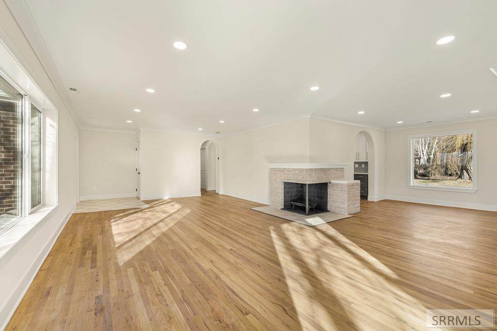 75 3rd E - Photo 1