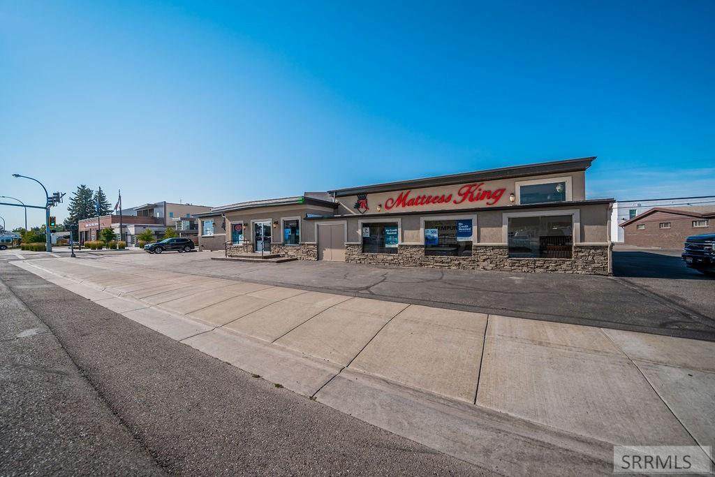 401 E Street - Photo 1