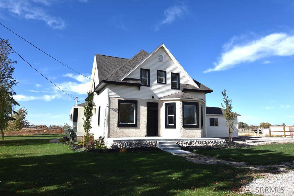 5051 55th E - Photo 1