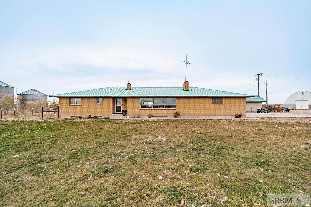 5566 49th N - Photo 1