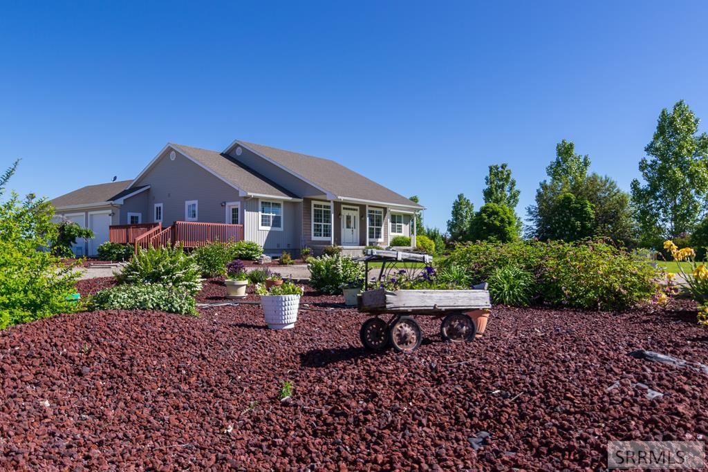 7403 5th E - Photo 1