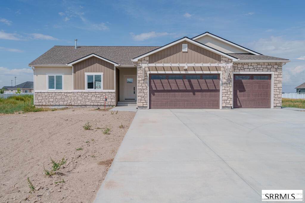 605 Badlands St - Photo 1
