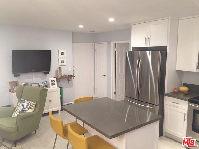 964 Larrabee Street - Photo 1