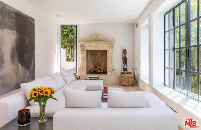 8481 Hollywood - Photo 1