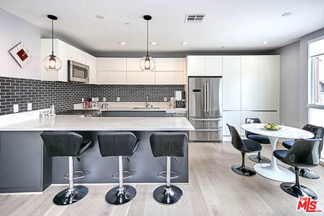 115-1/2 Manhattan - Photo 1