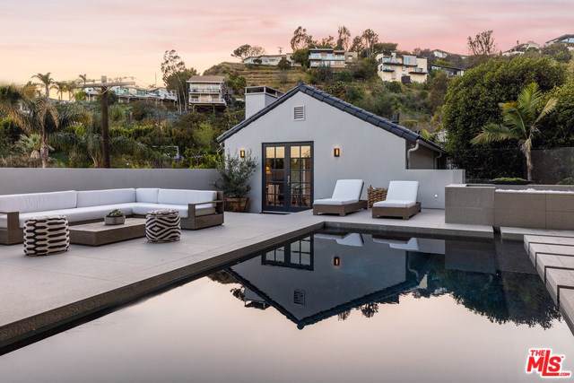 8481 Hollywood - Photo 1